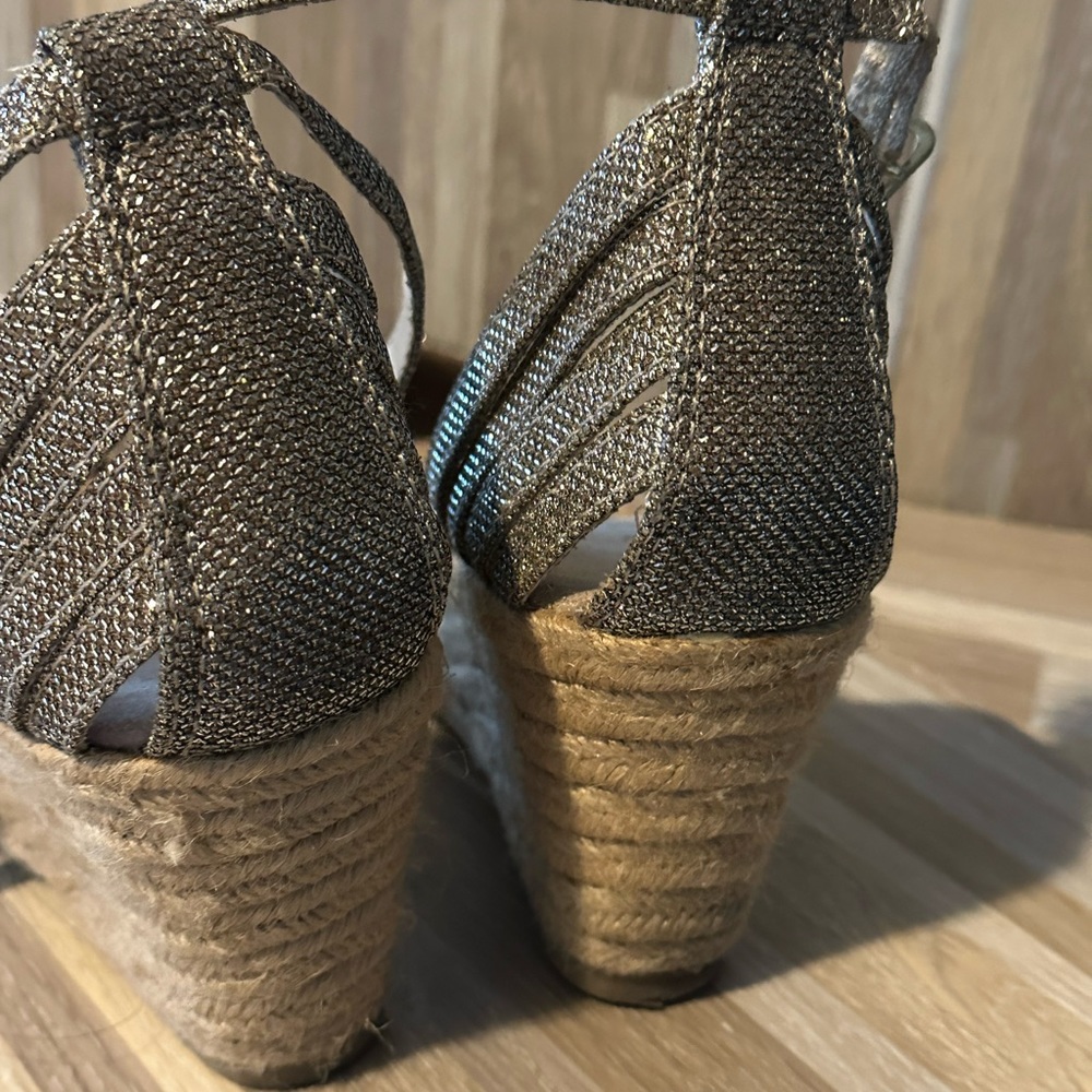 Gold wedge shoes slightly use size 8 1/2 - Picture 5 of 11